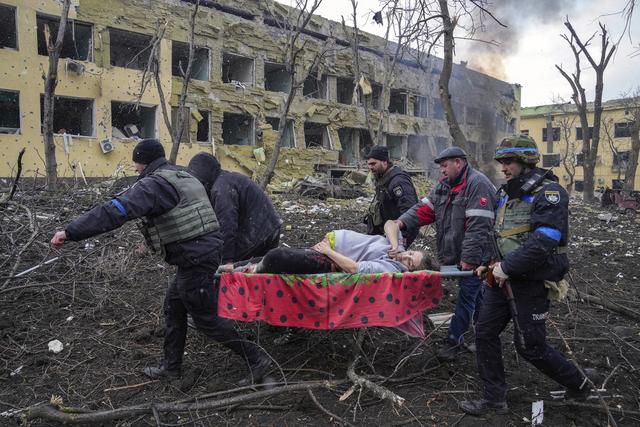 L'image d'une victime d'une frappe sur la maternité de Marioupol remporte le World Press Photo [Keystone - Evgeniy Maloletka]