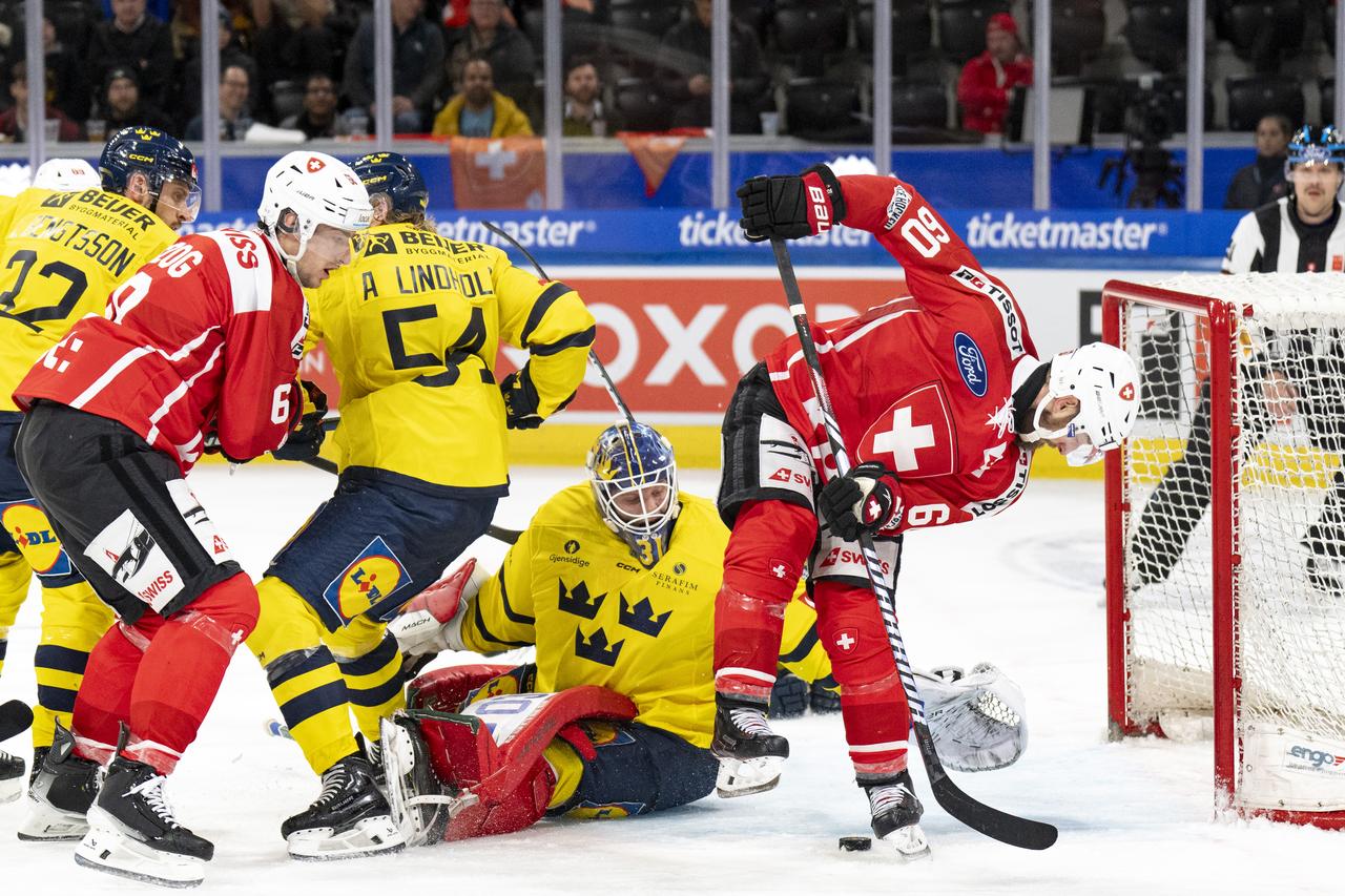 Tristan Scherwey (à droite) a failli marquer un but magnifique contre la Suède avant d'être contré par le gardien Lars Johansson. [Claudio Thoma]