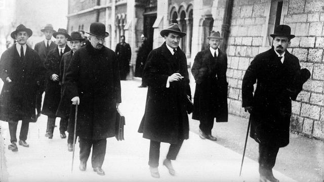 Les délégations arrivent pour la signature du Traité de Lausanne en juillet 1923. [AFP - Harlingue / Roger-Viollet]