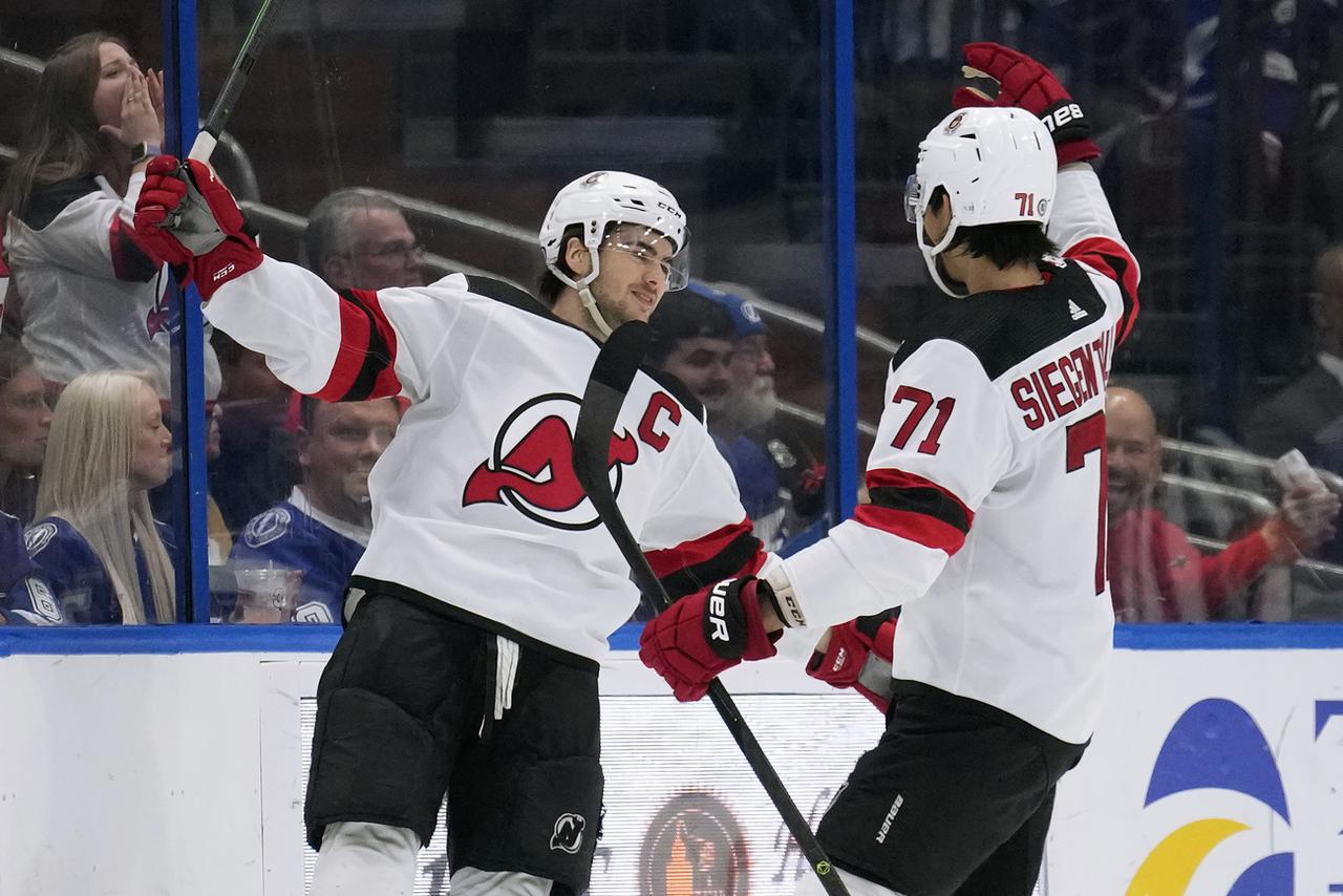 Les Suisses Nico Hischier (de face) et Jonas Siegenthaler (71) espèrent soulever leur 1re Coupe Stanley. [KEYSTONE - Chris O'Meara]