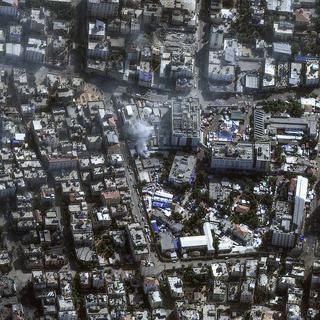 Vue aérienne de l'hôpital al-Shifa à Gaza. [Keystone - ©2023 Maxar Technologies via AP]
