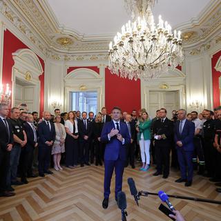 Emmanuel Macron prononce un discours lors de sa rencontre avec les forces de secours à Annecy, au lendemain de l'attaque au couteau. [Keystone - Denis Balibouse / AP]