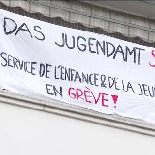 Le personnel du Service de l'enfance et de la jeunesse du canton de Fribourg a suspendu mercredi sa grève. [RTS]