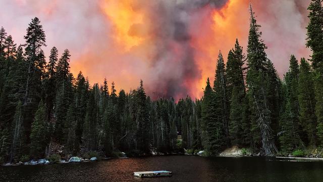 Quelque 25'000 Canadiens ont été contraints de fuir leur domicile après qu'une centaine de feux de forêt ont embrasé la province de l'Alberta. [The Fresno Bee via AP/Keystone - Eric Paul Zamora]