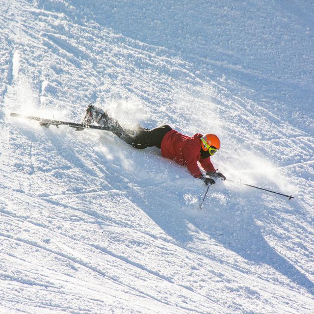 Un skieur tombe, dans la station de ski Terminillo en Italie en 2015. [Depositphotos - LuckyTD]
