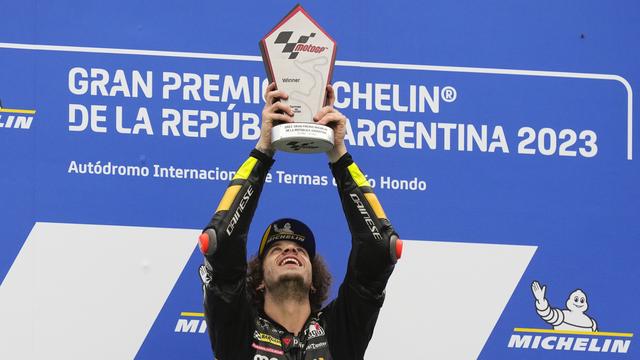 Marco Bezzecchi a soulevé son 1er trophée de vainqueur en MotoGP. [Natacha Pisarenko]