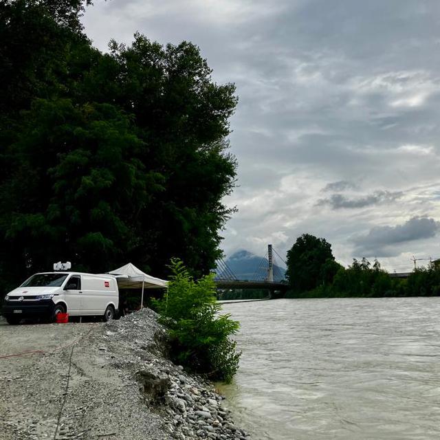 Le camion de l'émission "On se jette à l'eau" le 13 juillet au bord du Rhône. [RTS - Anouck Wehrli]