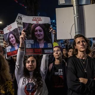 Des milliers de personnes se sont rassemblées samedi à Tel Aviv en Israël, pour marquer les 50 jours de captivité des otages et demander leur libération. [EPA/Keystone - Christophe Petit Tesson]