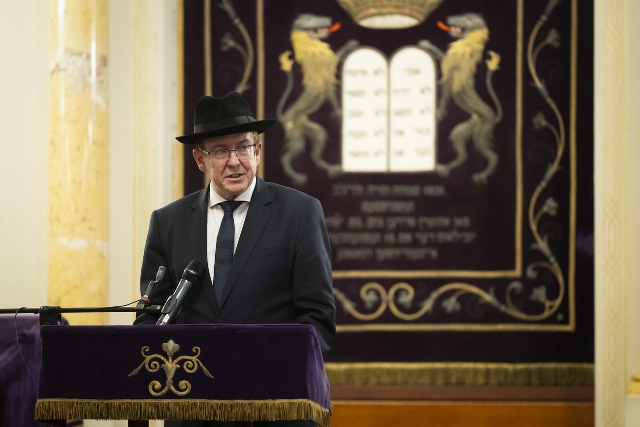 Le conseiller fédéral Albert Rösti s'est rendu à une cérémonie de commémoration des victimes des attaques du Hamas contre Israël à la synagogue de Berne. [Keystone - Peter Klaunzer]