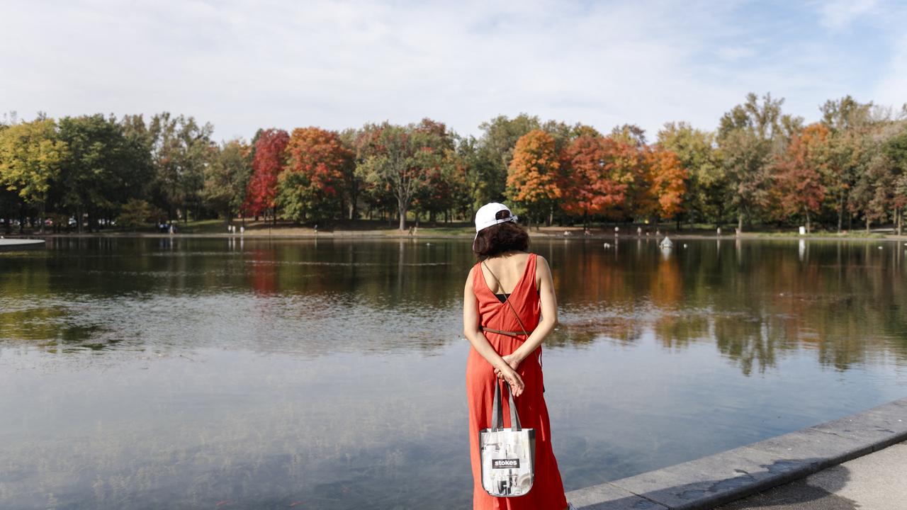 Une femme photographiée jeudi près du Lac-aux-Castors au Mont-Royal à Montréal. [Andrej Ivanov]