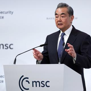 Wang Yi, le ministre chinois des Affaires étrangères, lors de la Conférence sur la sécurité à Munich, le 18 février 2023. [Keystone - Johannes Simon]