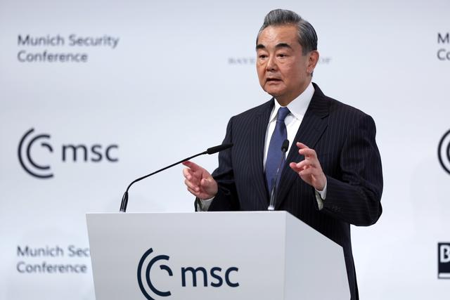 Wang Yi, le ministre chinois des Affaires étrangères, lors de la Conférence sur la sécurité à Munich, le 18 février 2023. [Keystone - Johannes Simon]