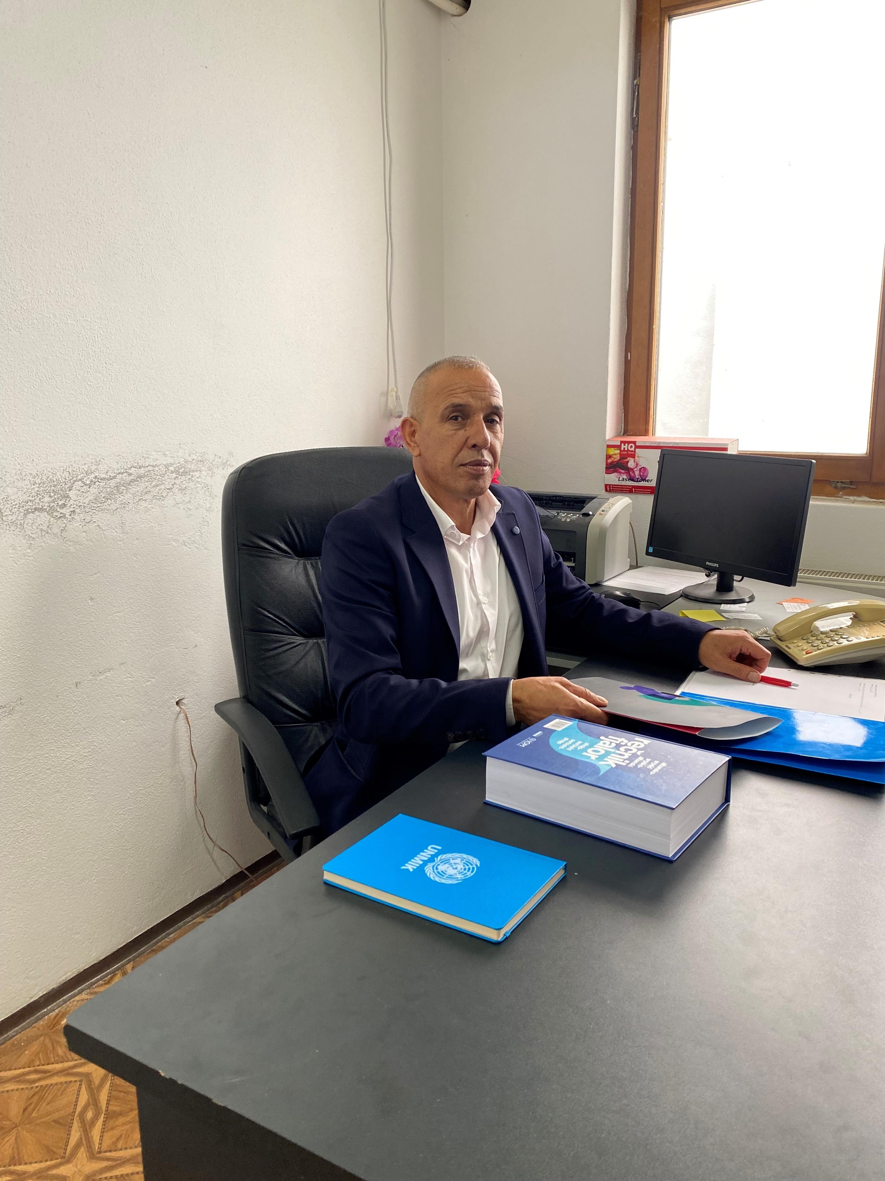 Izmir Zeqiri, maire albanais élu dans la localité serbe de Zubin Potok, au Kosovo, avec un taux de participation de 3%, dans son bureau installé dans un village albanais. [RTS - Alexandre Habay]