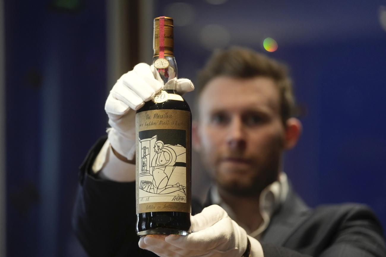 Le whisky le plus précieux au monde exposé lors de la vente aux enchères de Sotheby [Keystone - Kin Cheung]