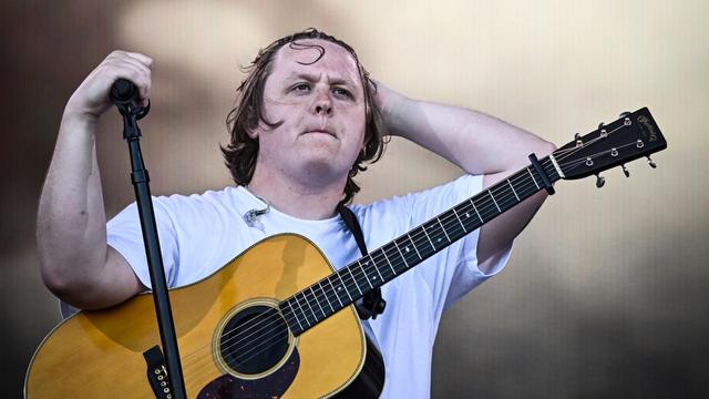 Le chanteur écossais Lewis Capaldi lors du festival de Glastonbury le 24 juin 2023. [AFP - Oli Scarff]