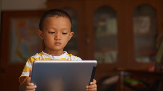 Un enfant avec une tablette. [Depositphotos - buraratn]