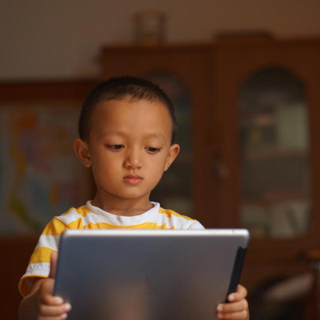 Un enfant avec une tablette. [Depositphotos - buraratn]