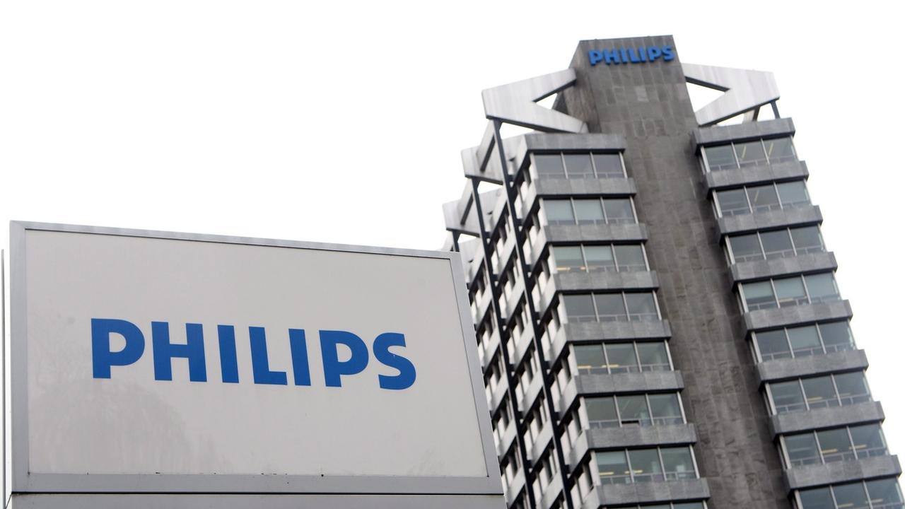 Le groupe néerlandais Philips a annoncé lundi la suppression d'ici 2025 de 6000 emplois. [Keystone - EPA/Koen Suyk]