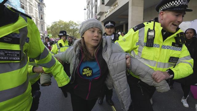 Greta Thunberg a été arrêtée mardi à Londres lors d'une manifestation en marge d'une conférence pétrolière et gazière. [Keystone - Kin Cheung - AP Photo]