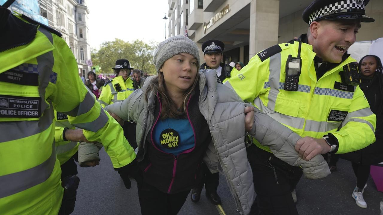 Greta Thunberg a été arrêtée mardi à Londres lors d'une manifestation en marge d'une conférence pétrolière et gazière. [Keystone - Kin Cheung - AP Photo]