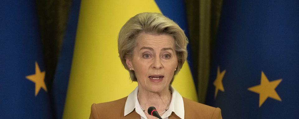 La présidente de la Commission européenne, Ursula von der Leyen, assiste au sommet UE-Ukraine avec le président ukrainien Volodymyr Zelenskyy à Kiev, en Ukraine. [AP Photo/ - Efrem Lukatsky]