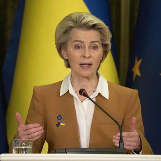 La présidente de la Commission européenne, Ursula von der Leyen, assiste au sommet UE-Ukraine avec le président ukrainien Volodymyr Zelenskyy à Kiev, en Ukraine. [AP Photo/ - Efrem Lukatsky]