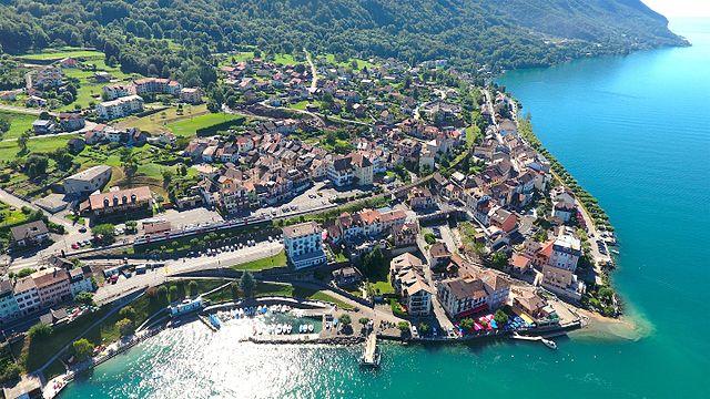 Saint Gingolph vu du ciel. [Wikimedia Commons - Joelgrandcollot]