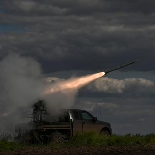 Des militaires ukrainiens utilisent un système de lance-roquettes multiples en direction de positions russes, dans la région de Zaporijjia, le 12 mai 2023. [reuters/stringer]