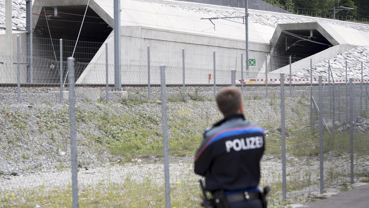 La police cantonale d'Uri a annoncé avoir découvert, à l'issue d'une course-poursuite, quatorze migrants à l'arrière d'une camionnette immatriculée en France. [Keystone - Laurent Gillieron]