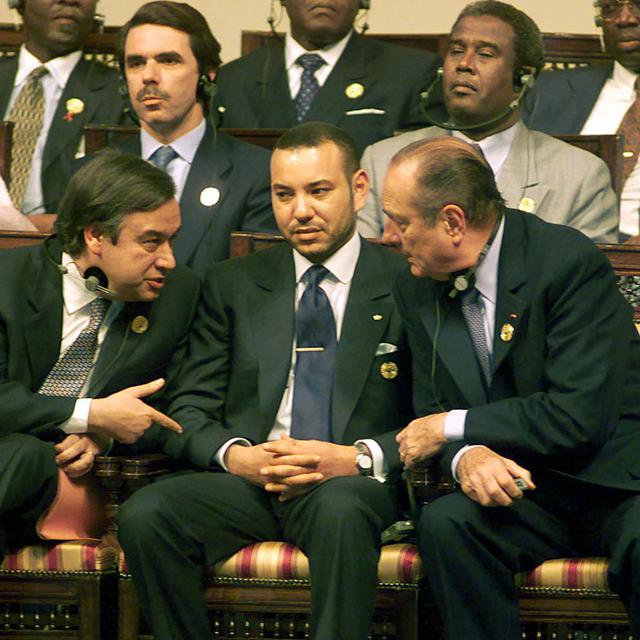Le roi Mohammed VI du Maroc, entouré par l'ex-président français Jacques Chirac, à droite, et le premier ministre portugais de l'époque Antonio Guterres, lors du sommet Afrique-Europe au Caire (Egypte), lundi 3 avril 2000. Quinze chefs d'État de l'Union européenne et au moins 20 dirigeants de 53 pays d'Afrique participent à ce sommet qui vise à sensibiliser la communauté internationale au potentiel de l'Afrique, à promouvoir son intégration dans l'économie mondiale en favorisant le renforcement des liens commerciaux avec l'Europe et à développer la paix et la démocratie dans la région. [KEYSTONE/AP Photo - Enric Marti]