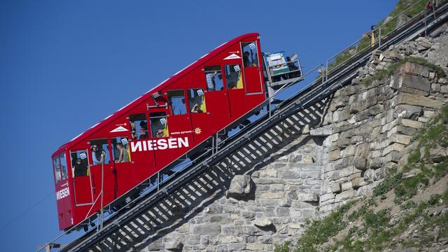 Le funiculaire "Niesen" relie le sommet du même nom au village de Mülenen (BE). [Keystone - Peter Schneider]