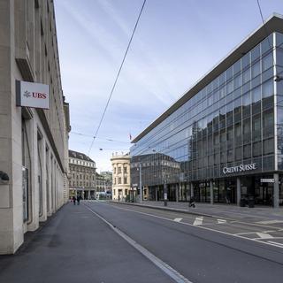 Des succursales d'UBS et Credit Suisse se faisant face, à Bâle. [Keystone - Georgios Kefalas]