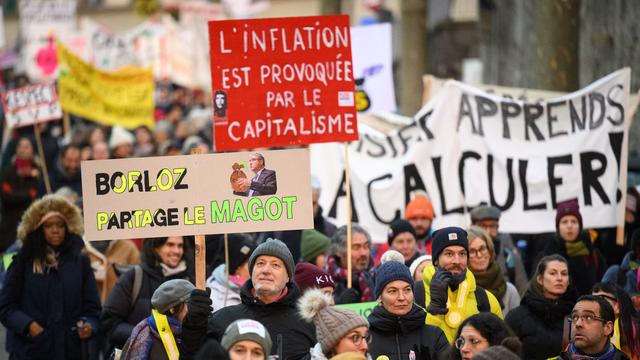 Au moins 3000 fonctionnaires vaudois manifestent à Lausanne pour la pleine indexation. [KEYSTONE - LAURENT GILLIERON]