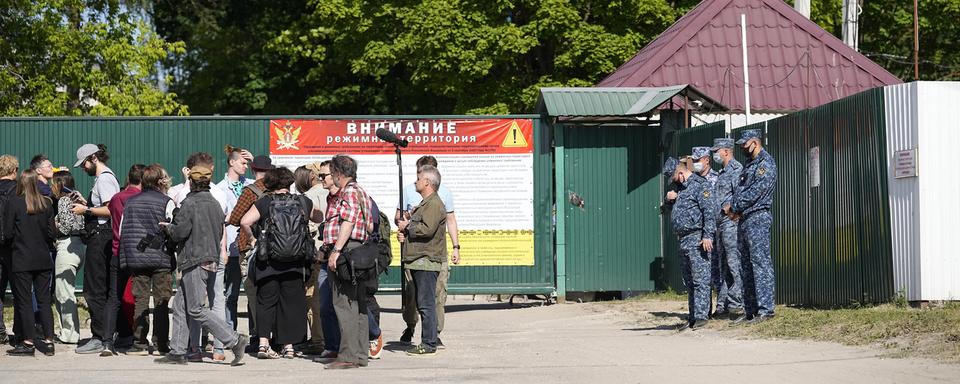 Des journalistes devant l'entrée de la colonie pénitentiaire où est jugé Alexeï Navalny. [Keystone/AP Photo - Alexander Zemlianichenko]