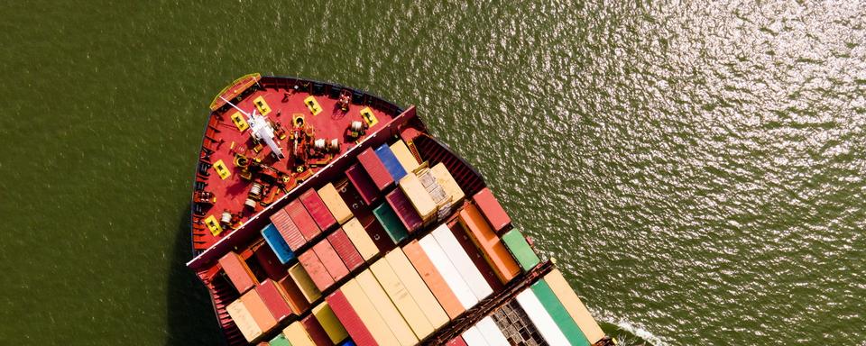 Un navire de transport de marchandises de la compagnie suisse MSC au large du Portugal (image d'illustration). L'armateur et d'autres géants ont décidé d'éviter la mer Rouge en raison de la menace d'attaques des rebelles Houtis du Yémen. [Keystone - Olivier Hosle]