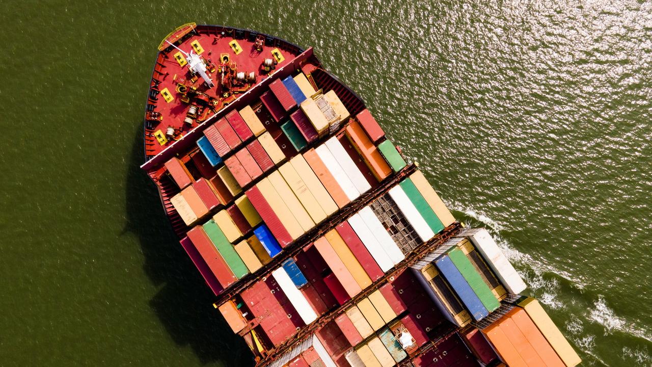 Un navire de transport de marchandises de la compagnie suisse MSC au large du Portugal (image d'illustration). L'armateur et d'autres géants ont décidé d'éviter la mer Rouge en raison de la menace d'attaques des rebelles Houtis du Yémen. [Keystone - Olivier Hosle]