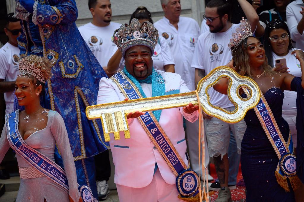 Le roi Momo Djeferson Mendes da Silva, symbole du carnaval de Rio de Janeiro, tient les clés de la ville lors de la cérémonie officielle d'ouverture du carnaval au Palais municipal de Rio, au Brésil, le 17 février 2023. [AFP - Mauro Pimentel]