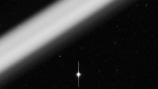 Une traînée floue d'un satellite proche capturée par le télescope spatial Hubble (avec un temps de pause typique de 11 minutes). [NASA/ESA - Sandor Kruk & al./Nature Astronomy]