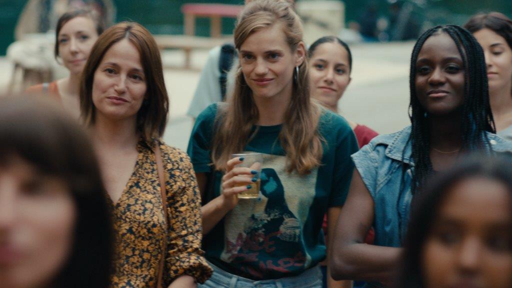 Marie Gillain, Noémie Schmidt et Assa Sylla jouent respectivement une juge, une éducatrice sociale et une enquêtrice dans "Délits mineurs", une série réalisée par Nicole Borgeat. [RTS - Alva Film]