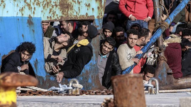 Des migrants à bord d'un bateau de pêche arrivé sur l'île de Crète, en novembre 2022. [AP/Keystone - Stefanos Rapanis]