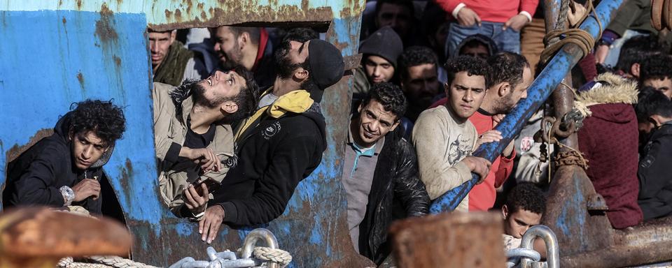 Des migrants à bord d'un bateau de pêche arrivé sur l'île de Crète, en novembre 2022. [AP/Keystone - Stefanos Rapanis]