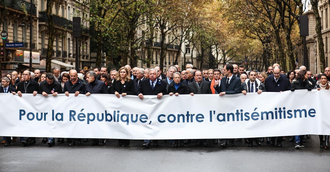 La tête de la manifestation contre l'antisémitisme (avec notamment Nicolas Sarkozy, la présidente de l'Assemblée nationale Yael Braun-Privet, le président du Sénat Gérard Larcher, la Première ministre Elisabeth Borne et François Hollande). [Keystone/EPA - Mohammed Badra]