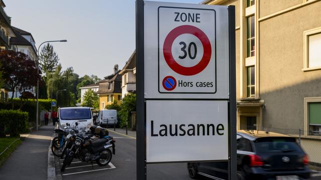 Un panneau de 30 km/h dans la ville de Lausanne. [Keystone - Jean-Christophe Bott]