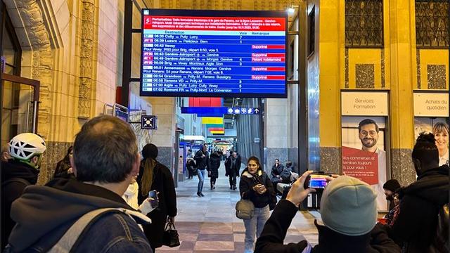 Des voyageurs consultent le panneau d'afichage en gare de Lausanne lors de l'interruption de la ligne CFF entre Renens et Morges le 9 novembre 2023. [RTS - Robin Baudraz]