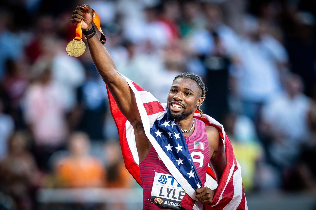 Noah Lyles était extrêmement ému après sa médaille d'or sur 100m à Budapest. [Imago - Tobias Lackner]