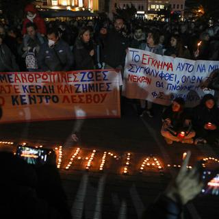Une manifestation pour les victimes de l'accident mortel de train en Grèce. [Keystone - EPA/Elias Marcou]