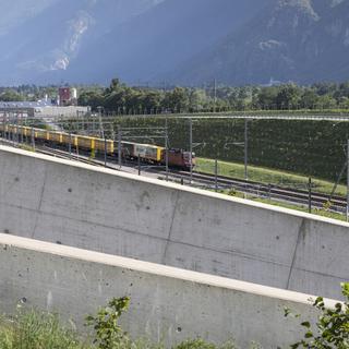 Un train de marchandises près de Biasca, au Tessin (image d'illustration). [Keystone - Gaetan Bally]