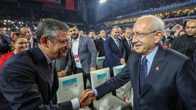 Ozgur Ozel (gauche) remplace Kemal Kiliçdaroglu (droite) à la tête de l'opposition turque. [EPA - Alp Eren Kaya]