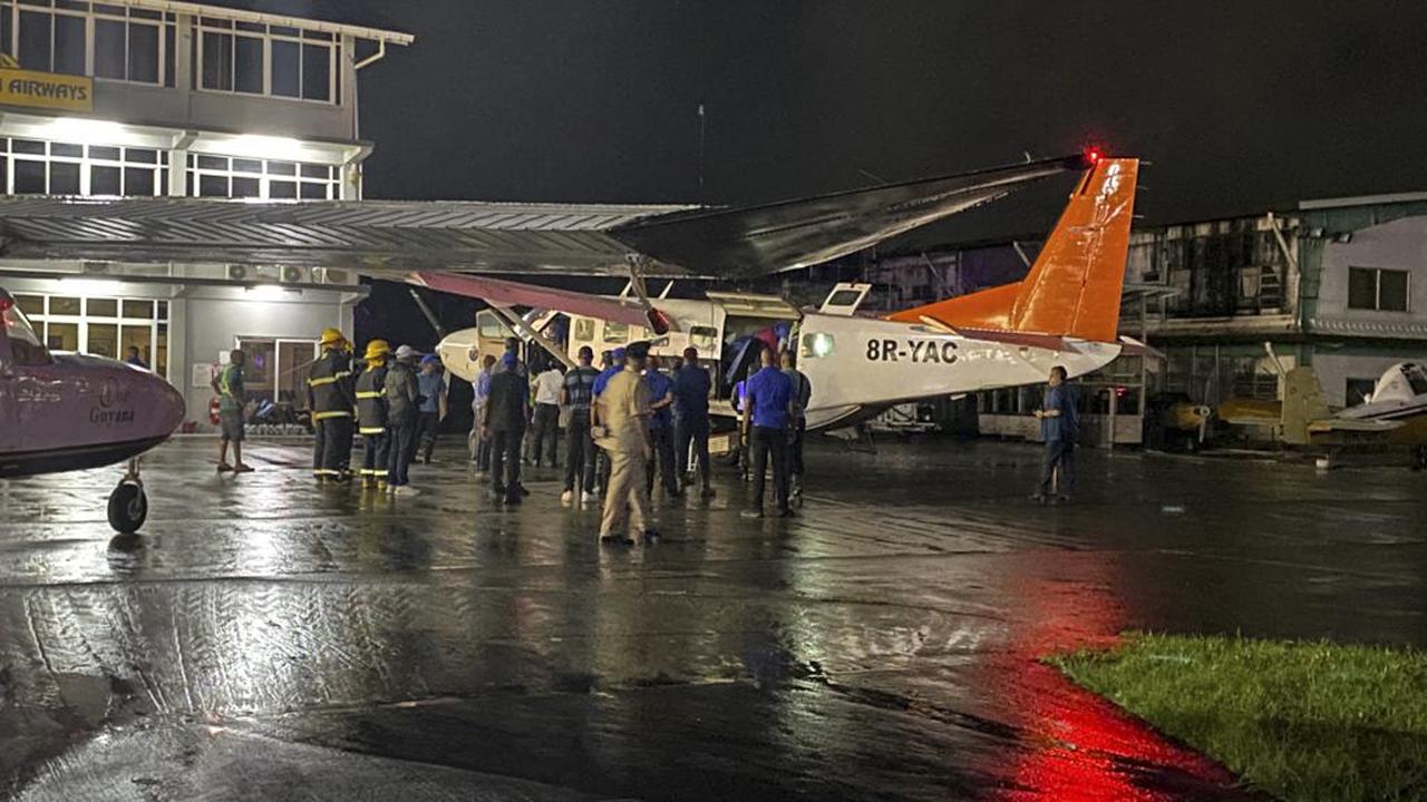 Un avion d'évacuation a déjà atteri à Georgetown. [Keystone - Royston Drakes]