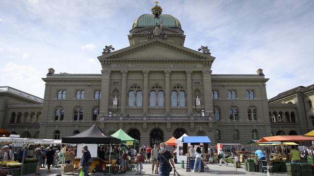 Jour de marché sur la place du Palais fédéral, à Berne. [keystone - Anthony Anex]